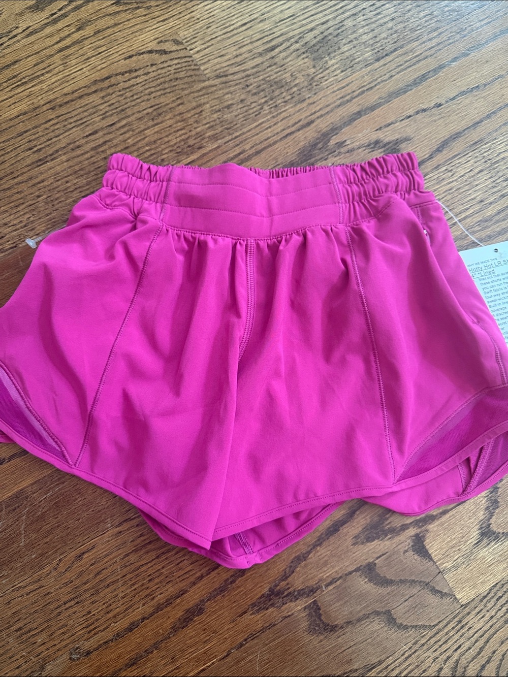 Lululemon Women’s Active hotty hot ripened rasberry LR shorts sz 2 nwt 4 inch